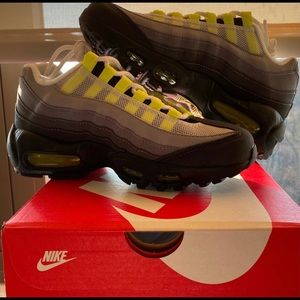 DEADSTOCK Nike Air Max 95 OG Neon (GS) size 4